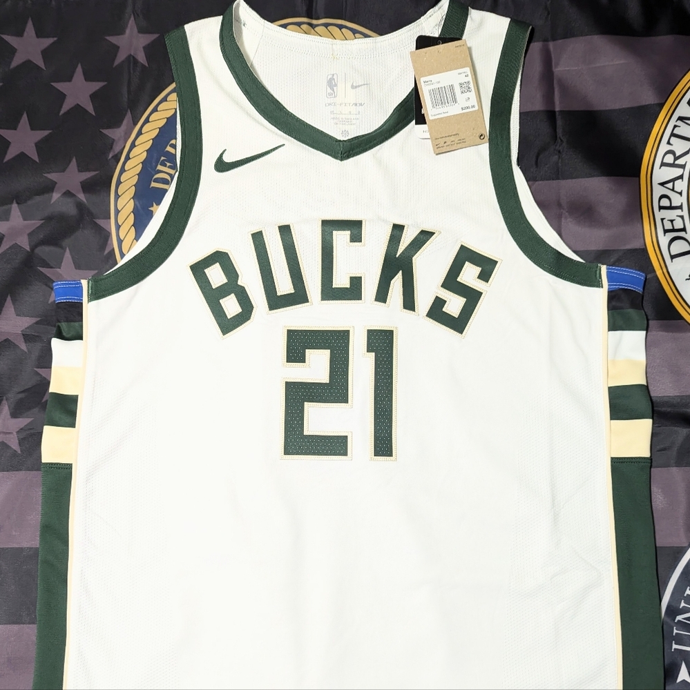 Nike Jrue Holiday #21 Milwaukee Bucks Jersey Men's size Large retail price $200.